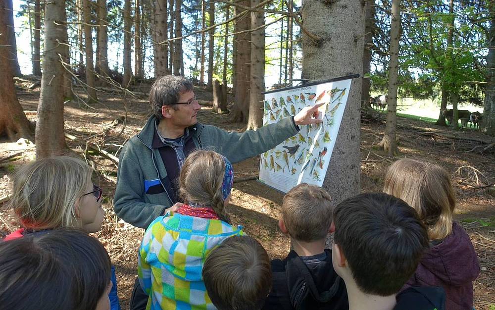 Förster Andreas Fisel erklärt den Kindern den Lebensraum Wald genauer.