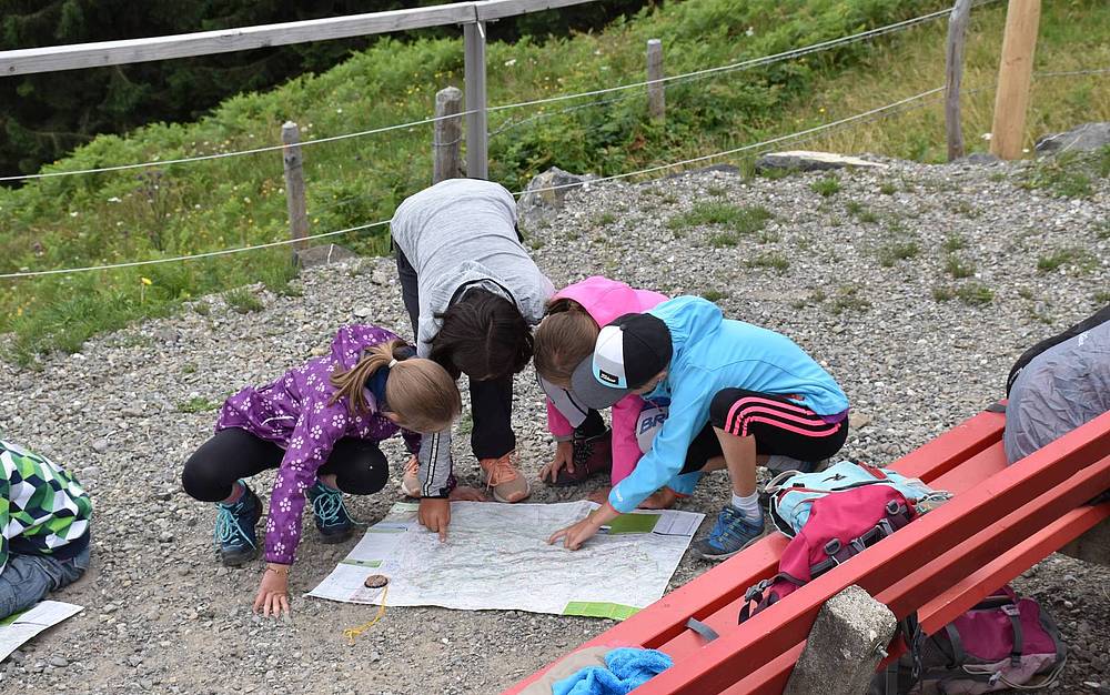 Naturparkschüler lernen sich mit Karte und Kompass im Gelände zu orientieren.